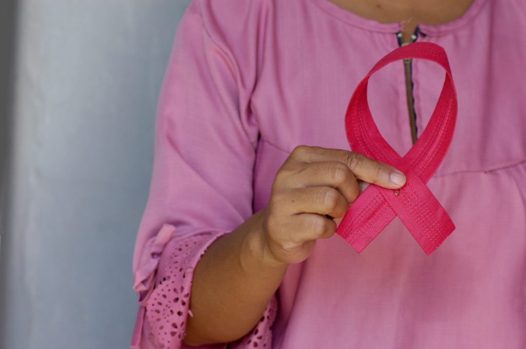 lazo rosa contra el cáncer de mama, iniciativas de dueños de Grupo Kosmos