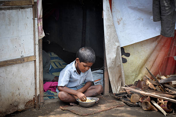 Niño en condición de pobreza come a la puerta de su casa. Corporativo Kosmos impulsa una alimentación accesible para todos.